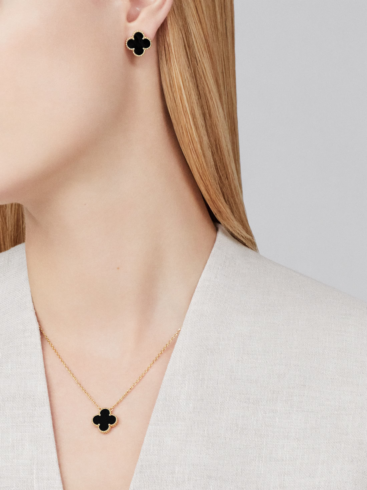 CLOVER Black Pendant Necklace